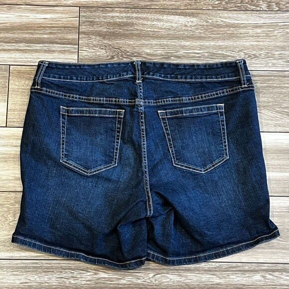 Torrid Classic Skinny Short - Vintage Stretch Dark Wash Size 18 - Picture 4 of 4